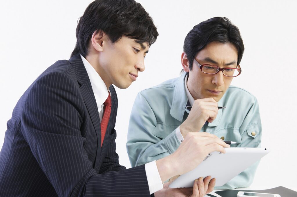 打ち合わせをする経営者と専門家(イメージ)